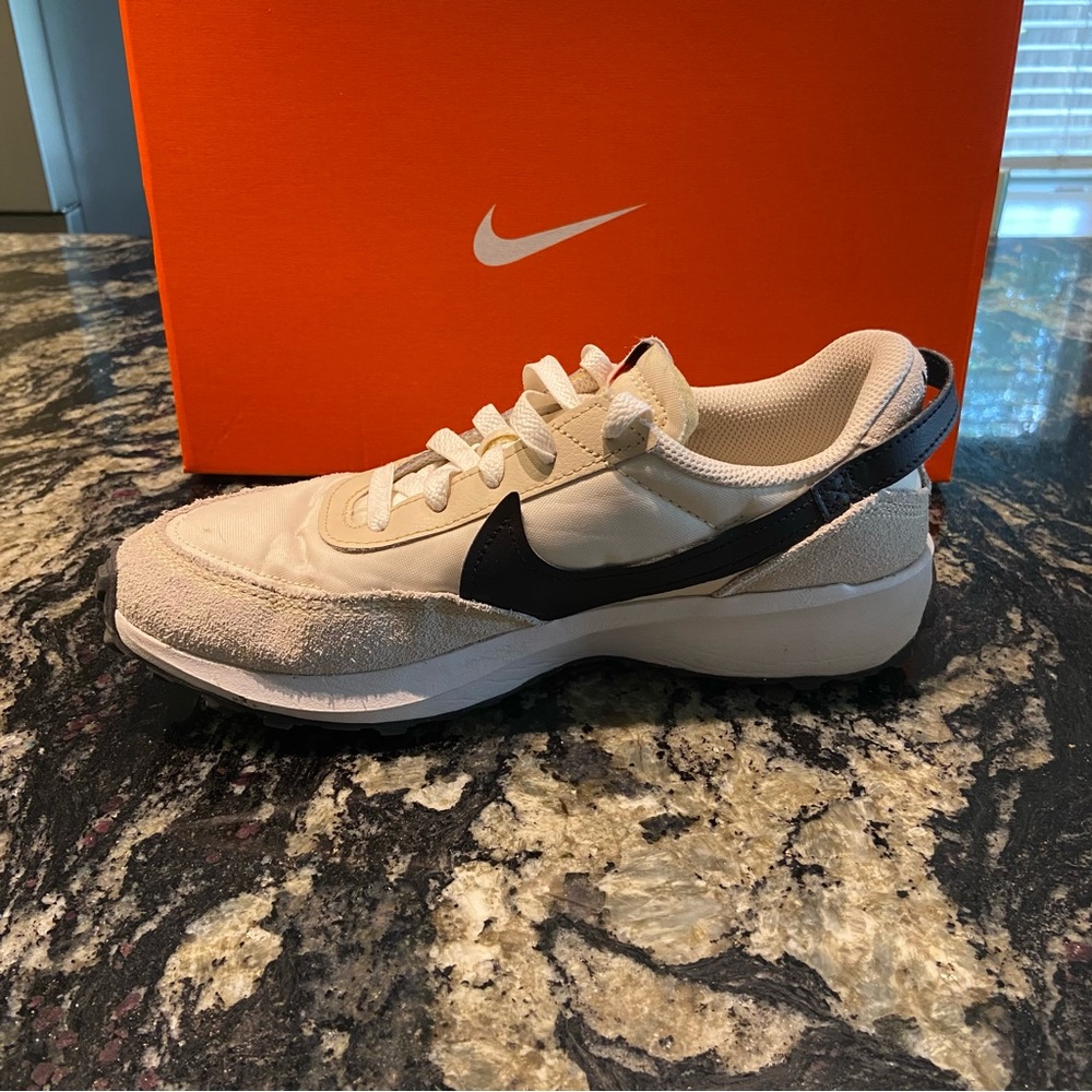Women’s Nike Waffle Debut Sneakers. Size 7.5 - Picture 3 of 10